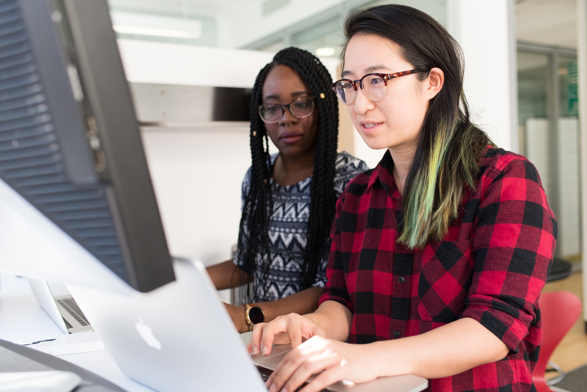 Deux femmes consultent un ordinateur